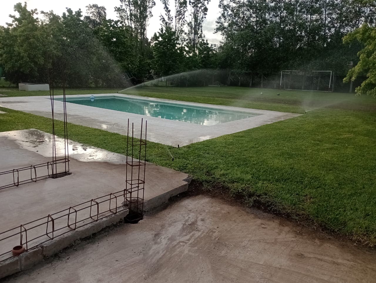 Jardín con fuente de agua y espejo diseñado por simple&verdeok