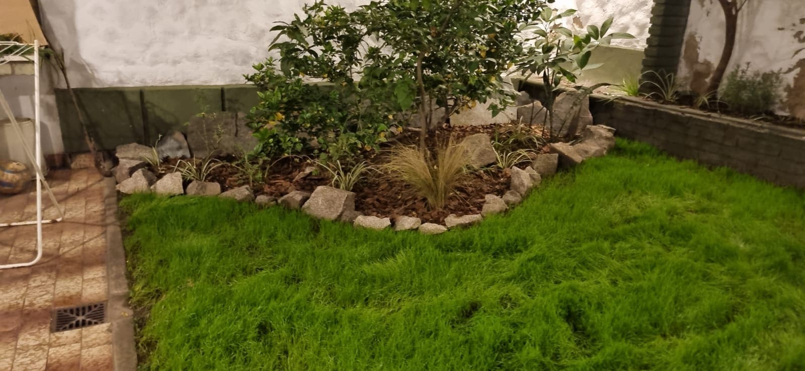 Patio trasero transformado en jardín elegante por simple&verdeok paisajismo