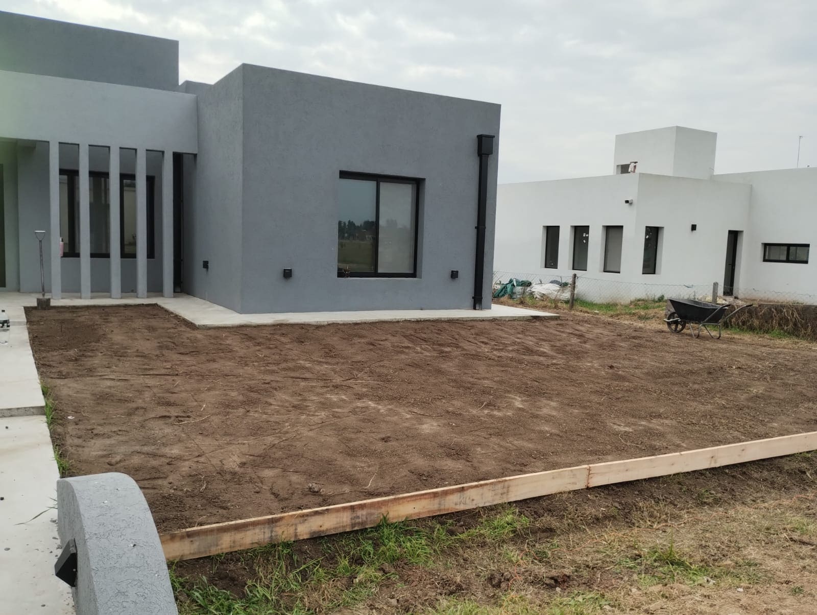 Jardín minimalista con vegetación seleccionada y piedras decorativas