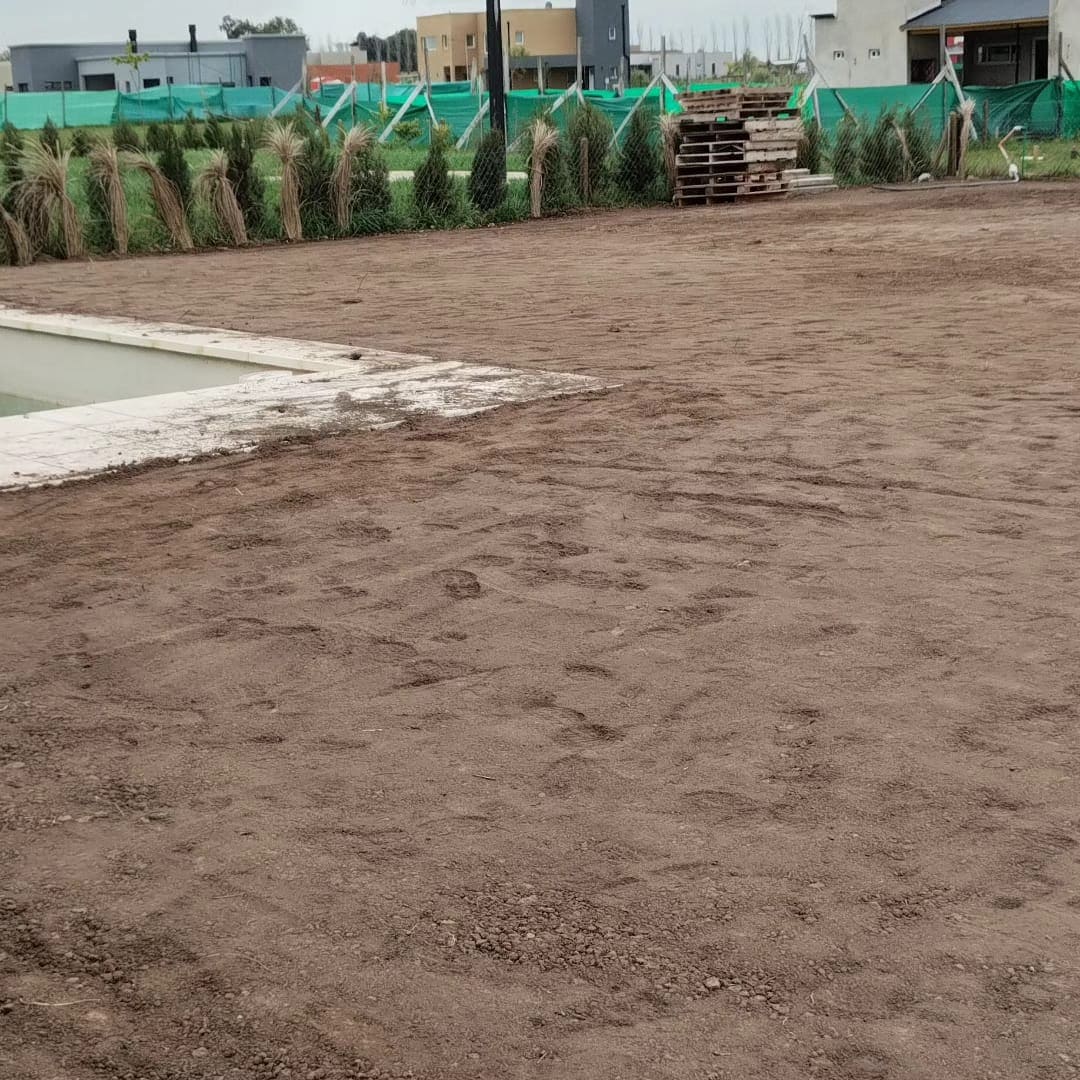 Espacio exterior de entretenimiento con deck y jardín diseñado por simple&verdeok