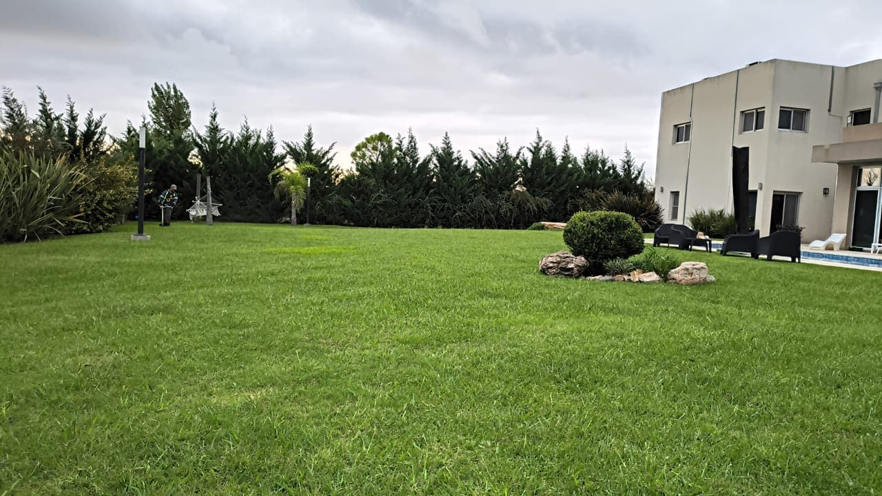 Espacio verde finalizado listo para disfrutar, diseñado por simple&verdeok paisajismo