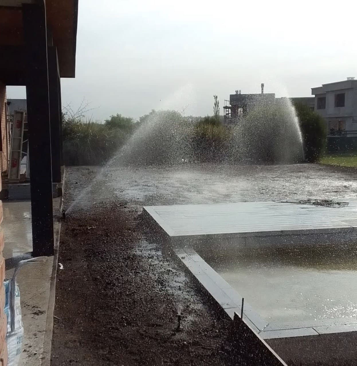 Jardín con pérgola y vegetación diseñado por simple&verdeok paisajismo